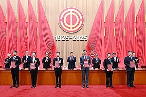 庆祝全总成立百年暨表彰会在京举行
