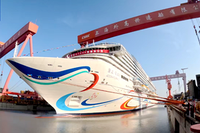 大型邮轮“爱达·花城号”顺利起浮